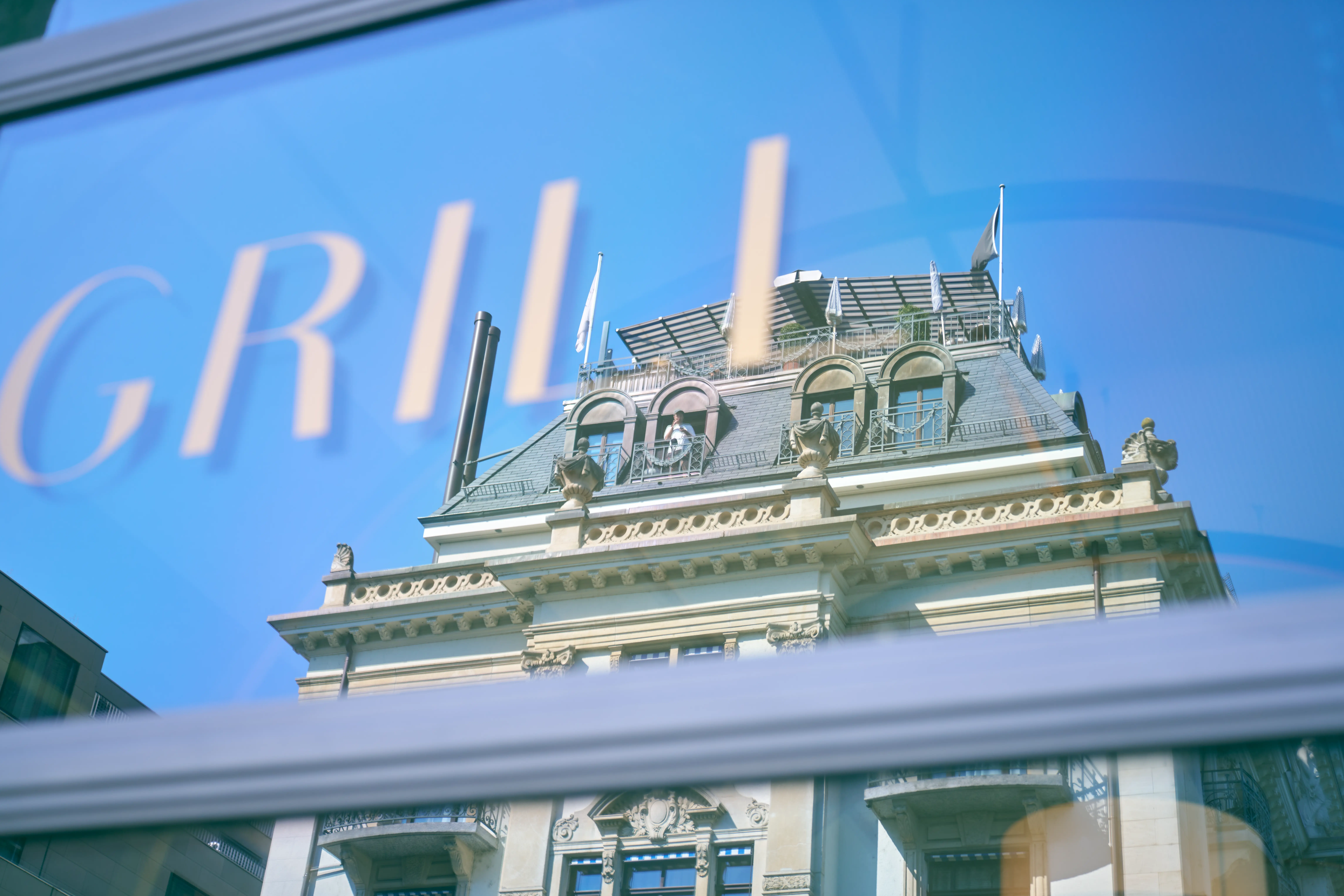 Comfortable lounge area at Paracelsus Recovery residence
