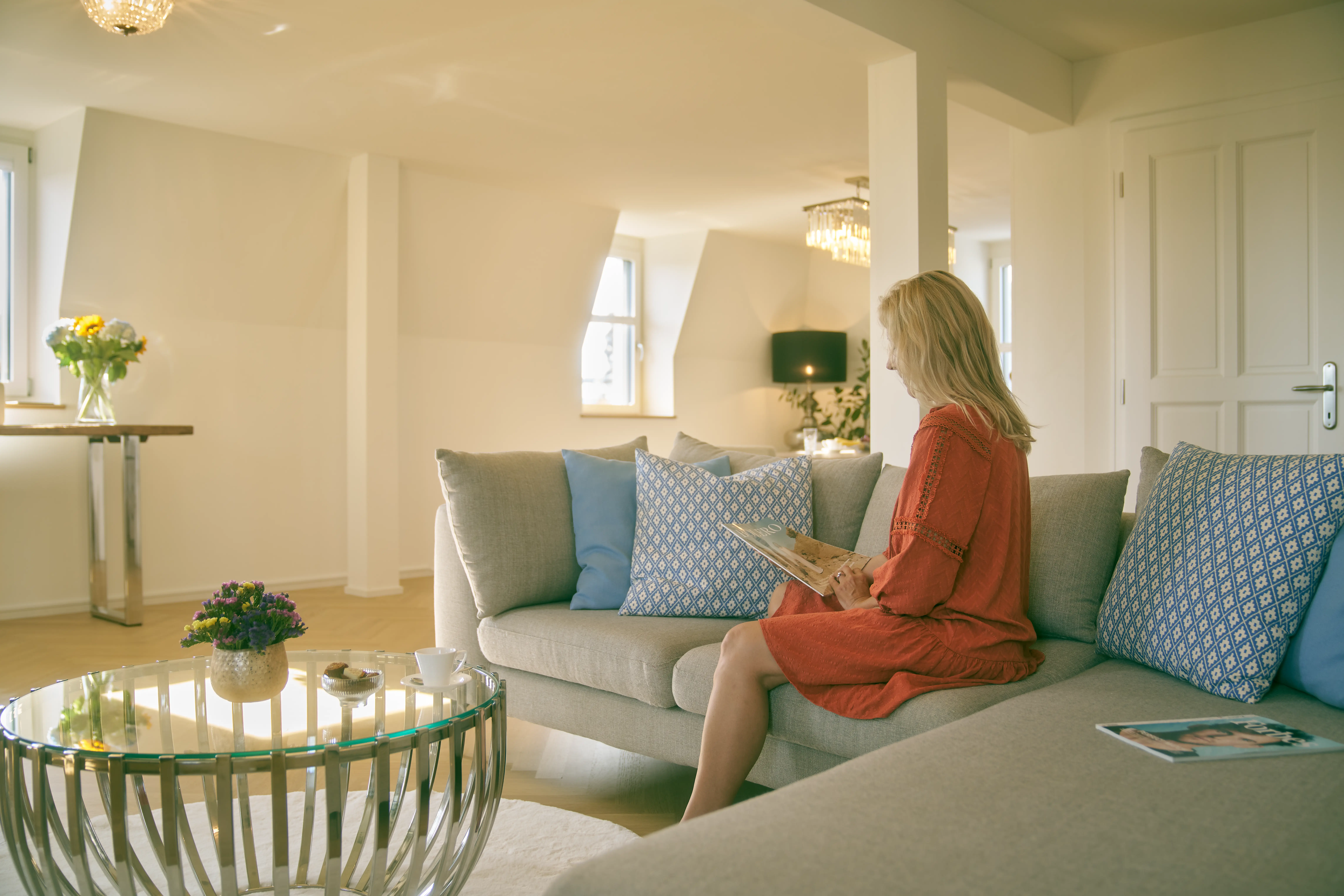 Client relaxing during psilocybin-assisted psychotherapy session