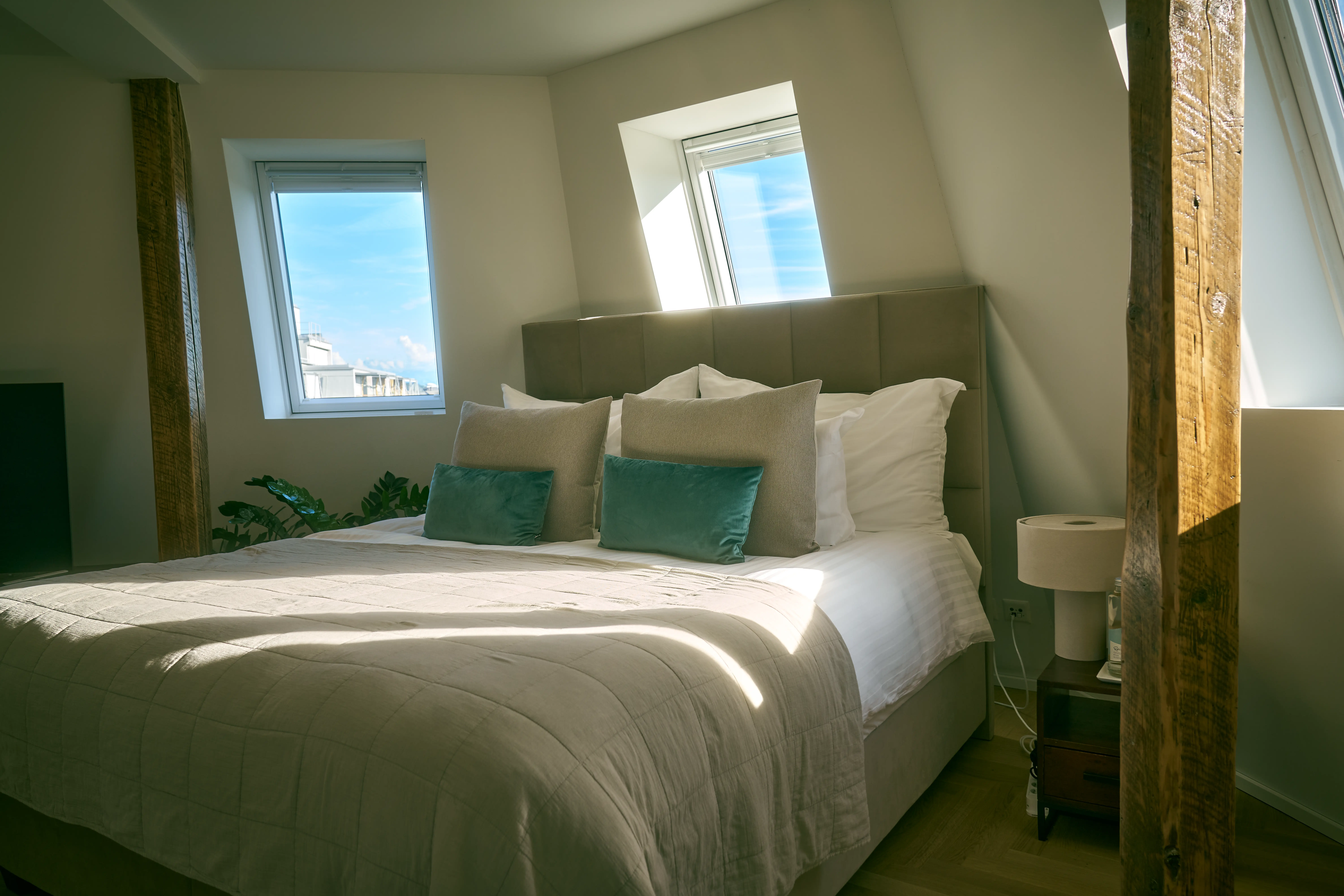 Residence Serenitas peaceful lakeside interior