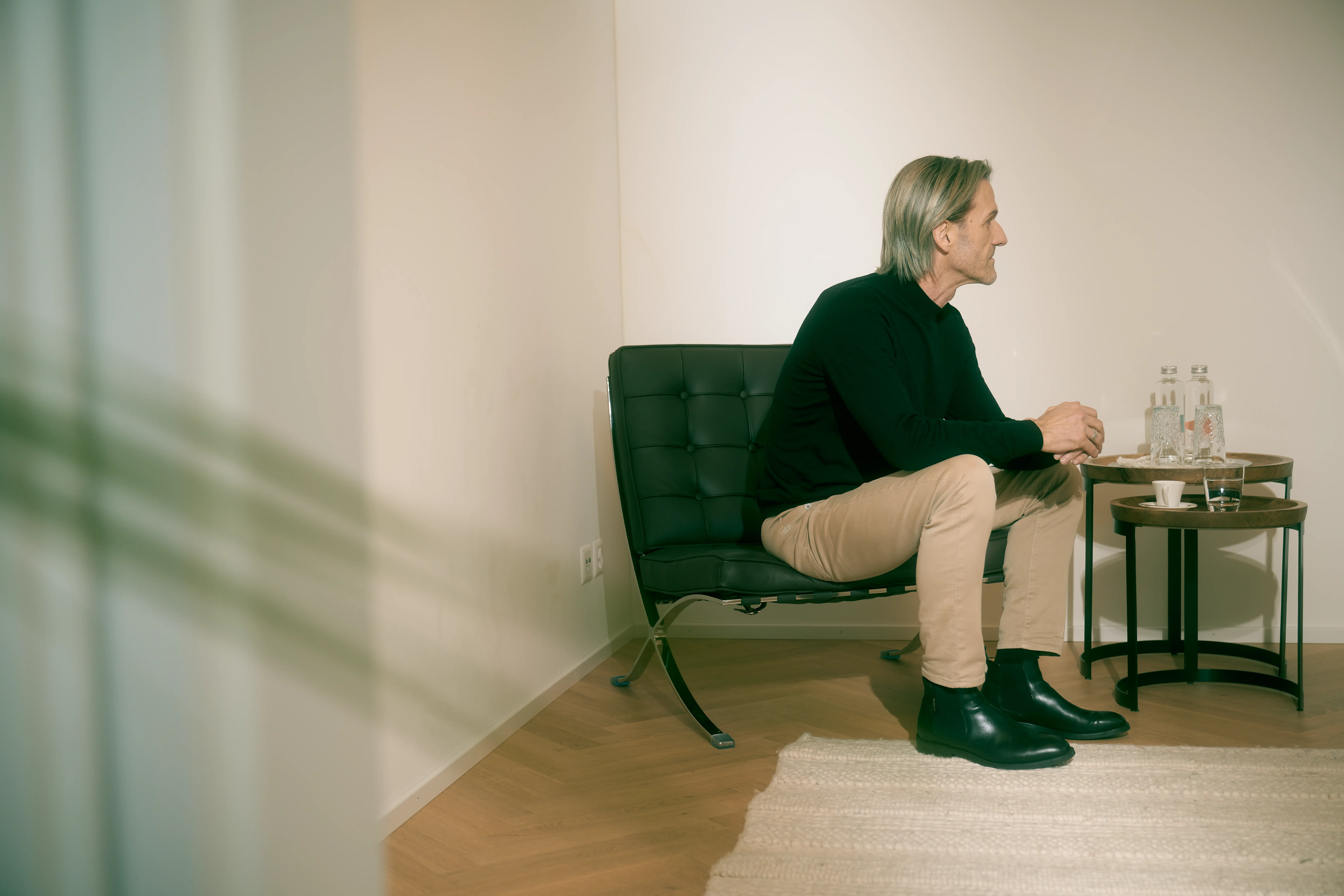 Therapist in comfortable consultation room at Paracelsus Recovery