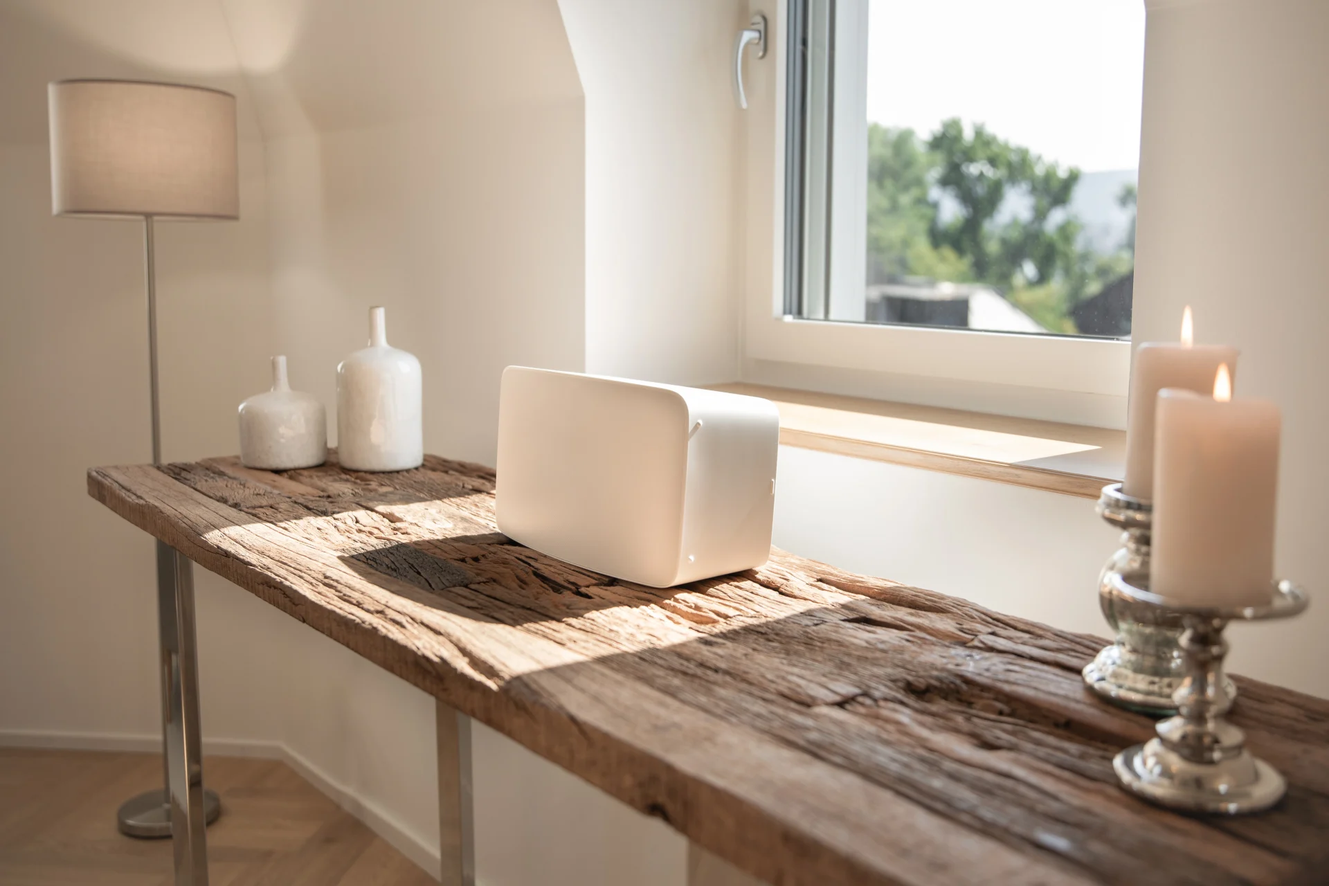 Elegant lamp detail in the Serenitas residence